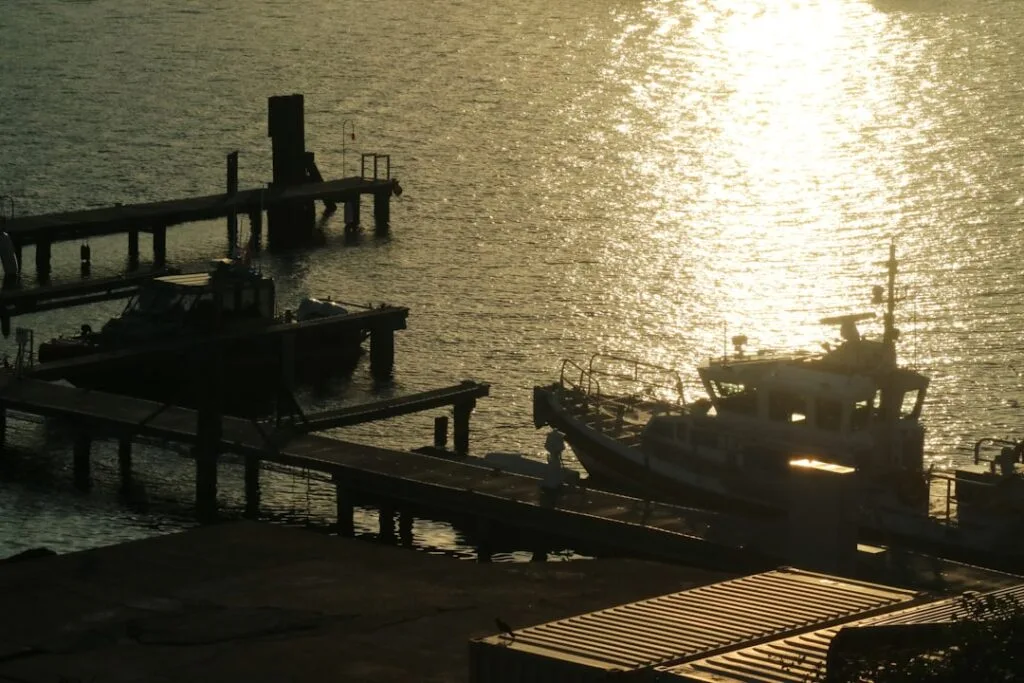 Bateaux amarrés au quai au coucher de soleil, Cinque Terre