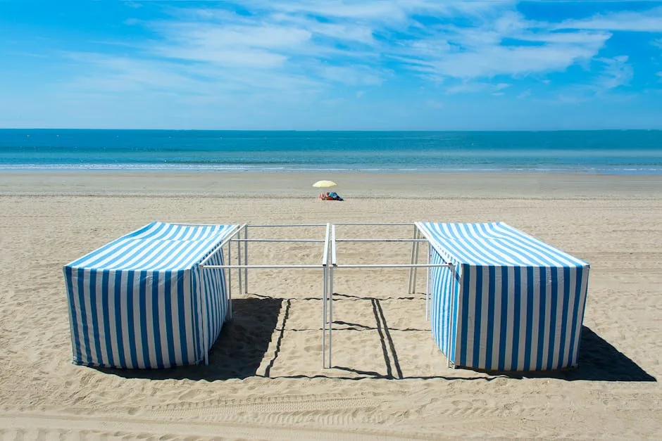 Cabines rayées bleues et blanches sur plage calme des Cinque Terre