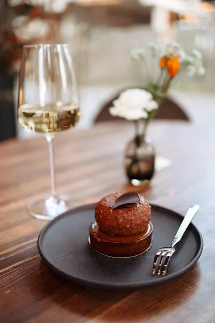 Verre de vin blanc et petit dessert sur table à Cinque Terre