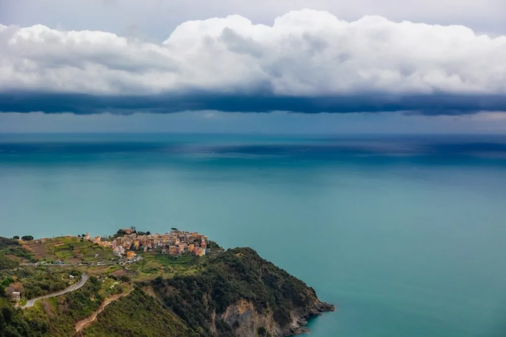 Village côtier des Cinque Terre posé sur un promontoire sous orage