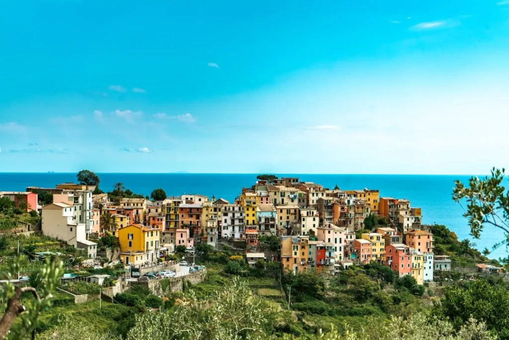 Maisons colorées sur la colline face à la mer dans les Cinque Terre