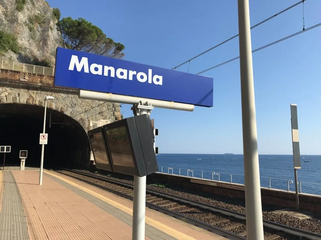 Panneau de la gare Manarola surplombant les rails et la mer