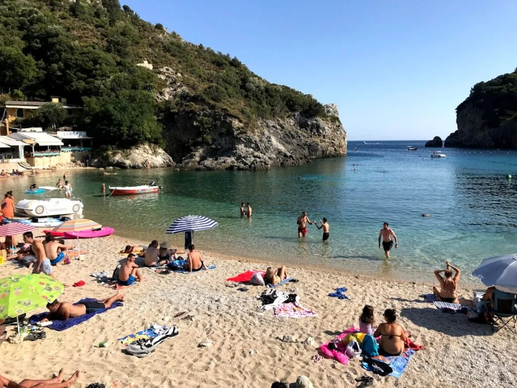 Plage de crique animée avec baigneurs et parasols, Cinque Terre
