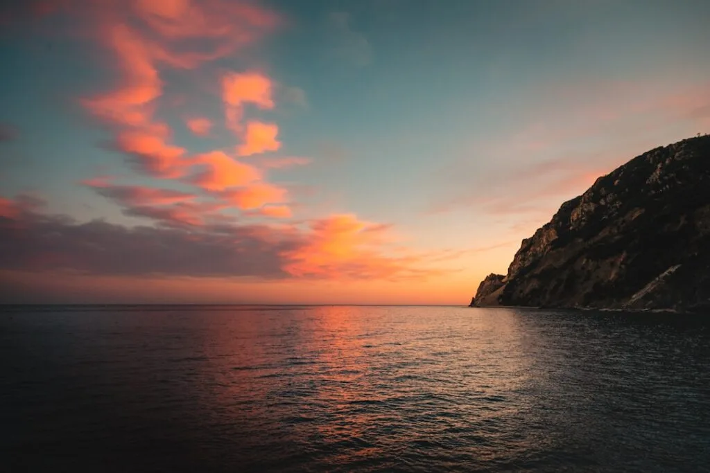 Côte de Cinque Terre au crépuscule, mer calme et falaises