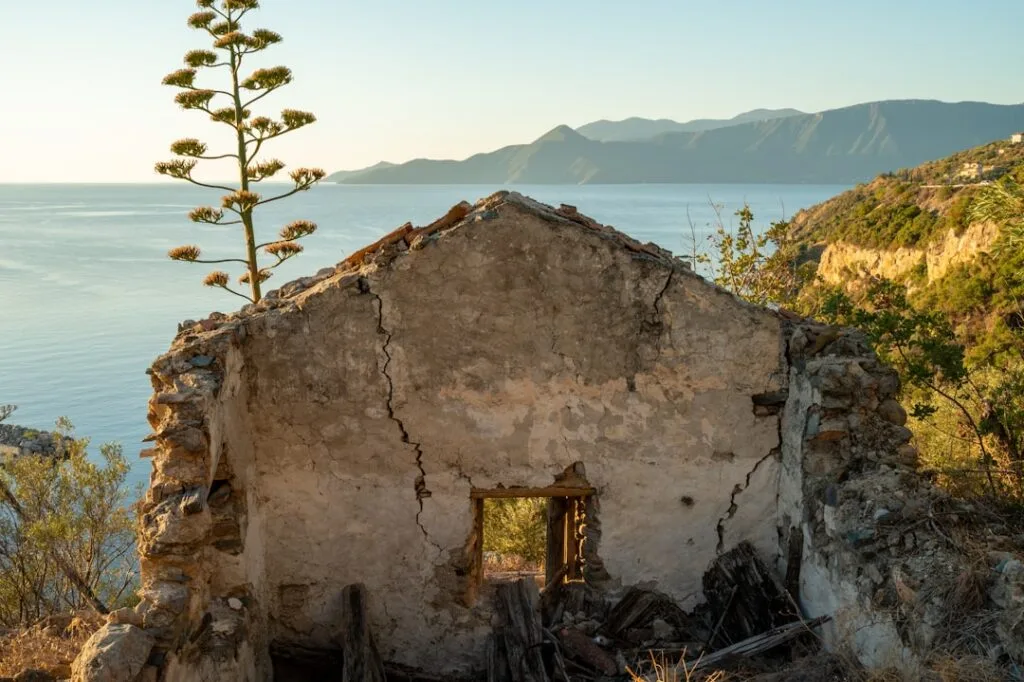 Ruine d'une maison en pierre surplombant la mer, vue sur Cinque Terre