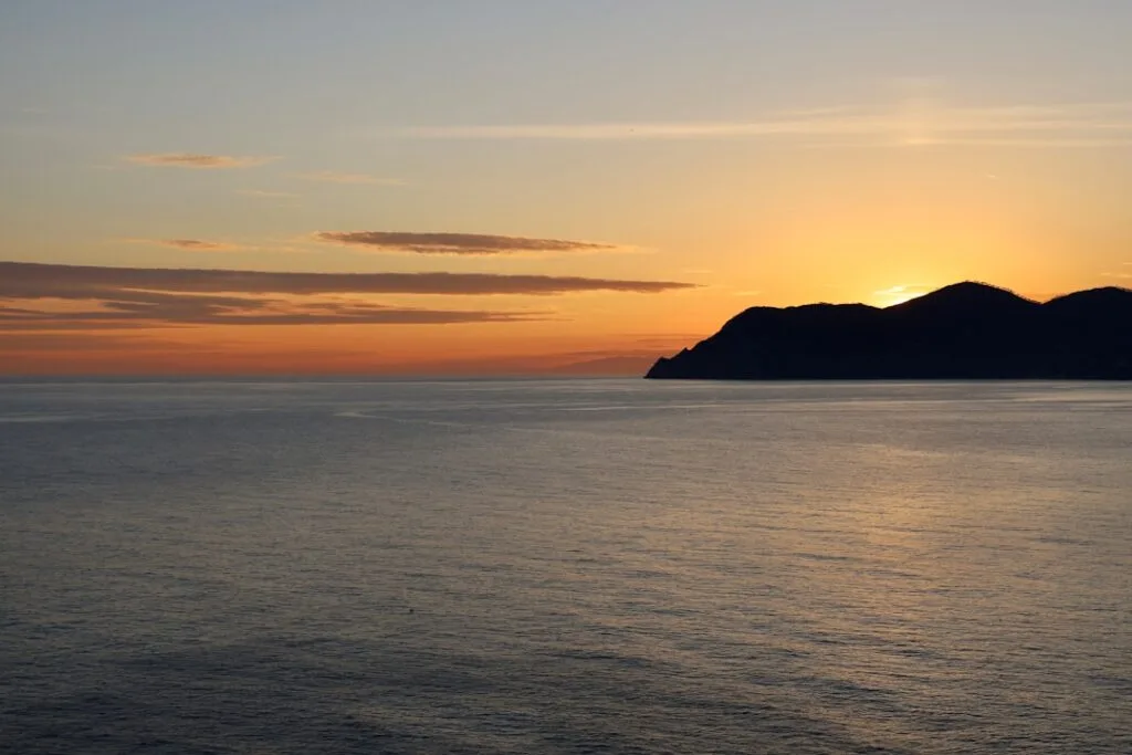 Coucher de soleil sur la côte des Cinque Terre et mer calme
