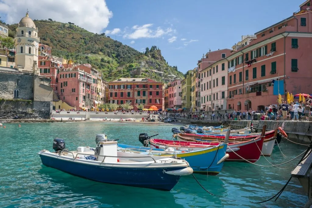 Barques colorées amarrées dans le port de Vernazza, Cinque Terre, maisons pastel
