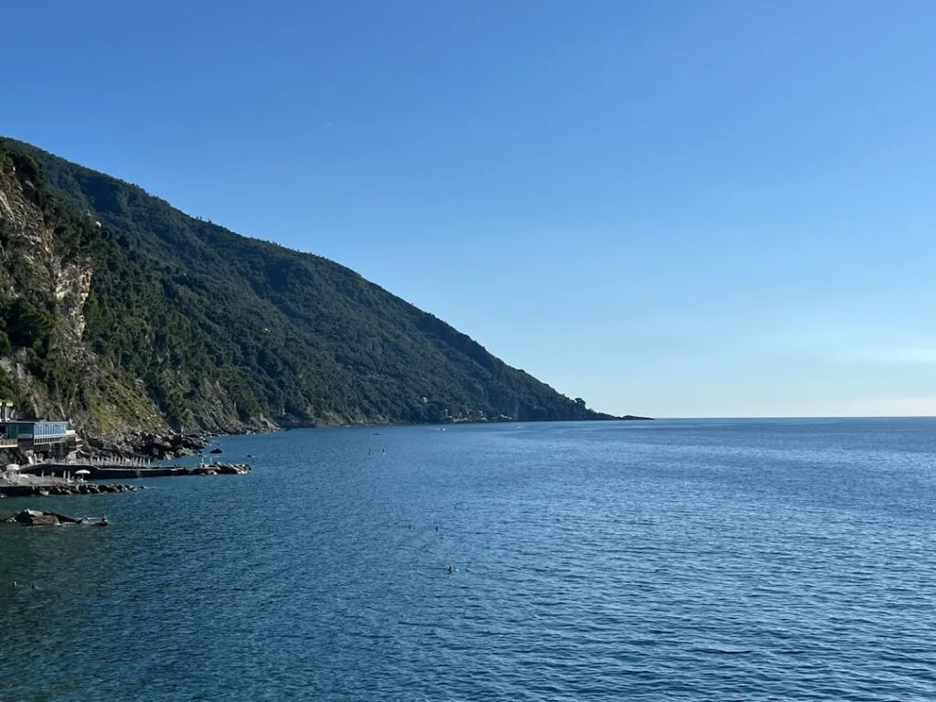 Falaises verdoyantes et mer calme s'étendant vers l'horizon, Cinque Terre.