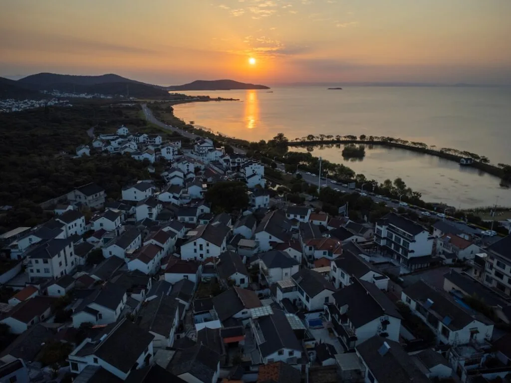 Vue aérienne d’un village côtier au coucher de soleil