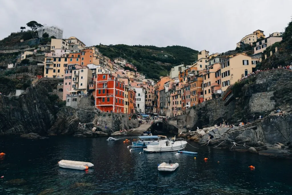Maisons colorées sur les falaises de Cinque Terre, bateaux dans le port