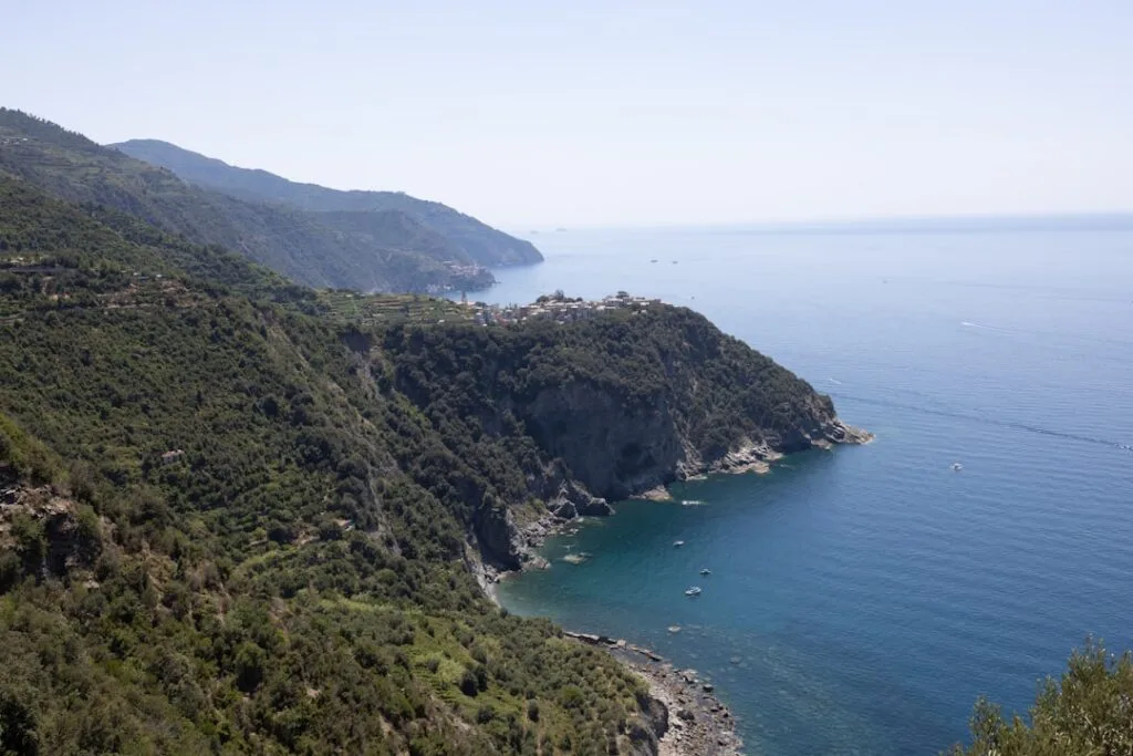 Steile kliffen en blauwe zee langs de wandelroute van Cinque Terre