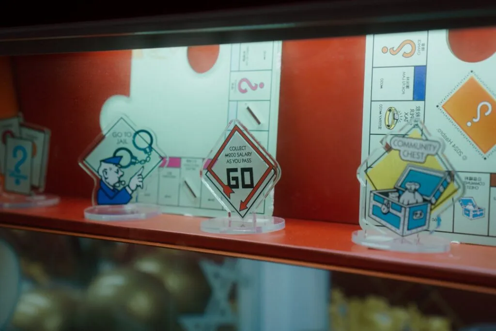 Pions en plastique du jeu Monopoly exposés derrière une vitrine