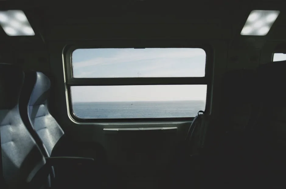 Intérieur d'un train, vue sur la mer vers Cinque Terre depuis la fenêtre