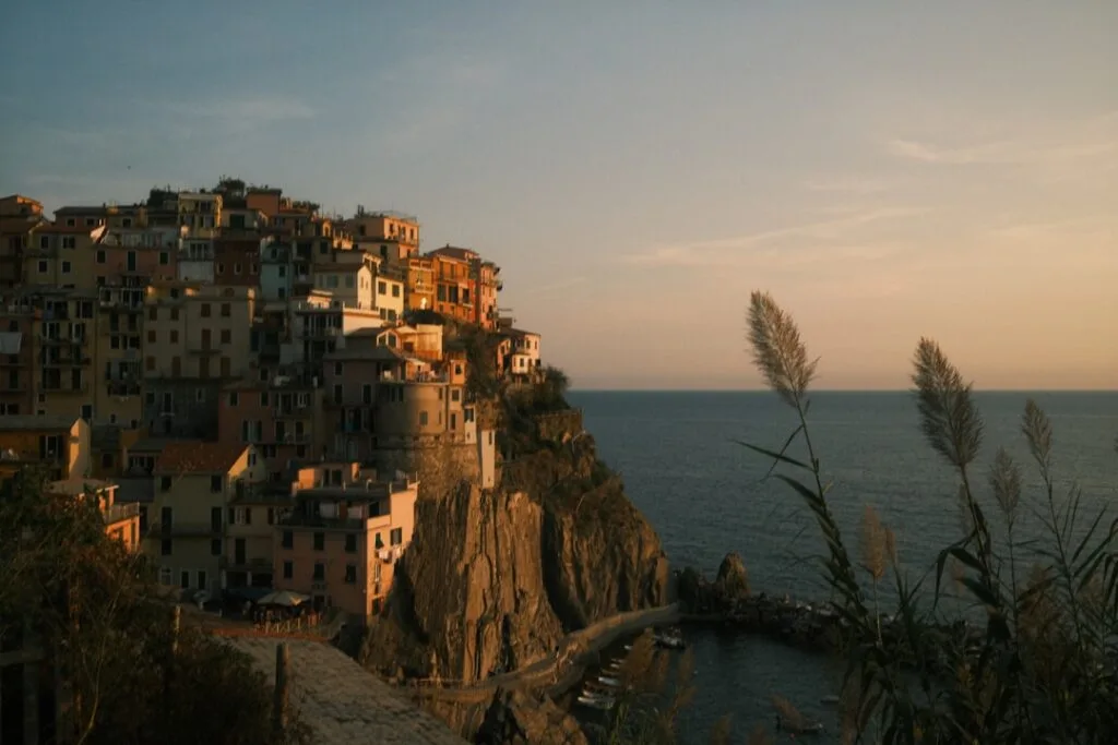 Village coloré accroché à la falaise aux Cinque Terre au coucher