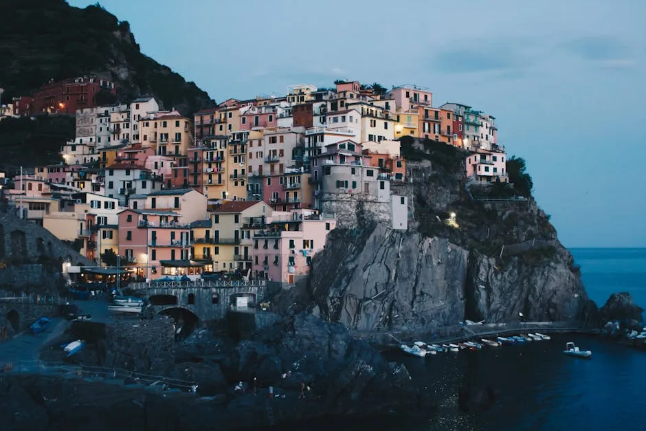 Village coloré perché sur falaise à Cinque Terre au crépuscule