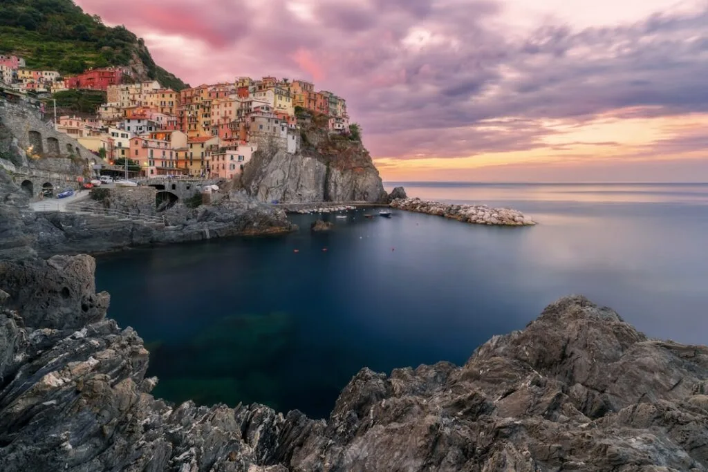 Falaises et village pittoresque des Cinque Terre au coucher de soleil