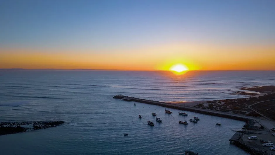Coucher de soleil sur le port et bateaux, vue maritime de Cinque Terre