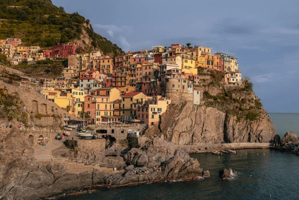 Manarola, village des Cinque Terre, maisons colorées sur falaise au coucher