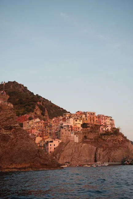 Dorp op klif badend in gouden avondlicht in Cinque Terre
