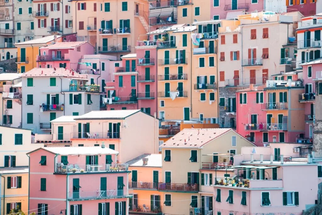 Façades pastel serrées formant un tableau typique de Cinque Terre