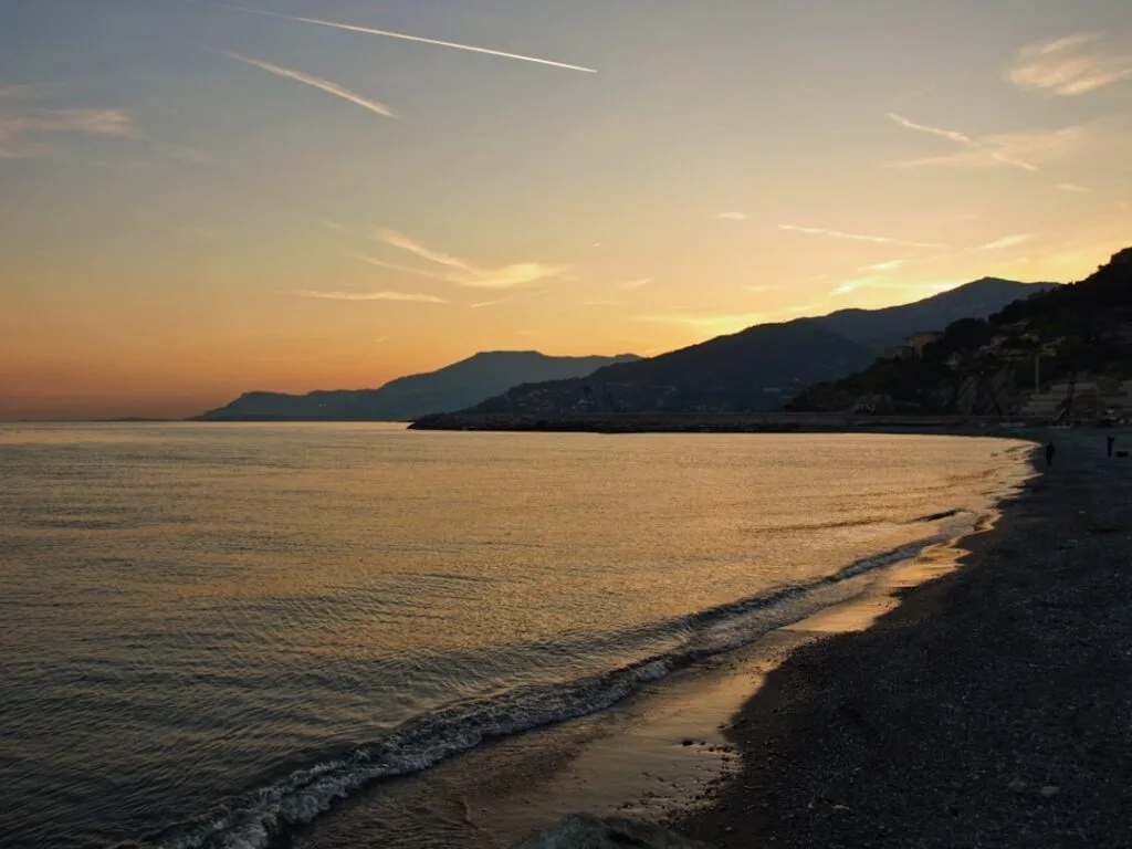 Côte tranquille des Cinque Terre au crépuscule, vagues caressant la plage