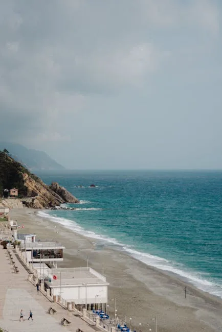 Plage longue et promenade bordant mer turquoise près de Cinque Terre