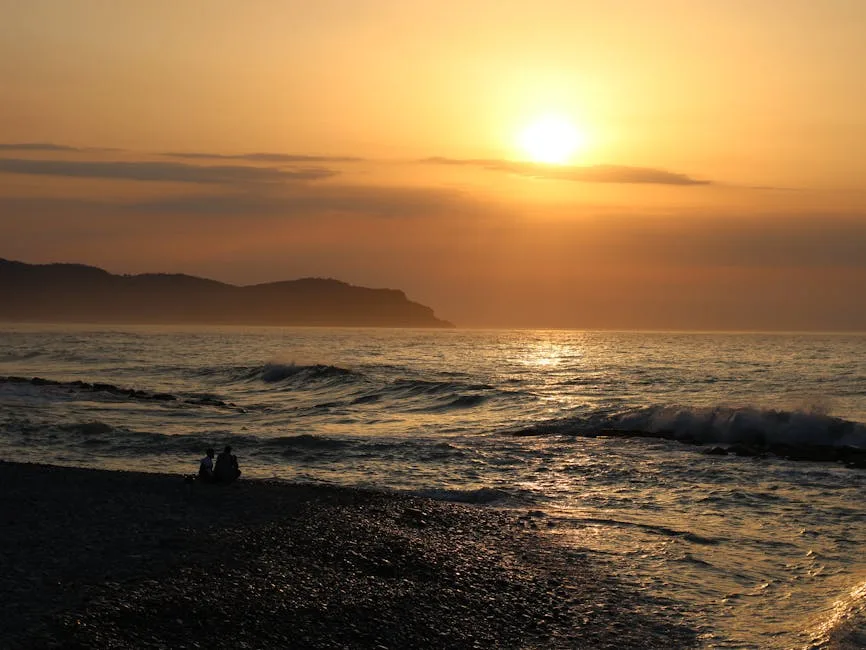Coucher de soleil doré sur la mer aux Cinque Terre, silhouettes sur plage
