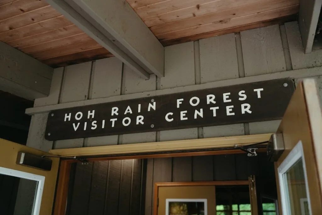 Enseigne en bois 'HOH RAIN FOREST VISITOR CENTER' au-dessus d'une porte