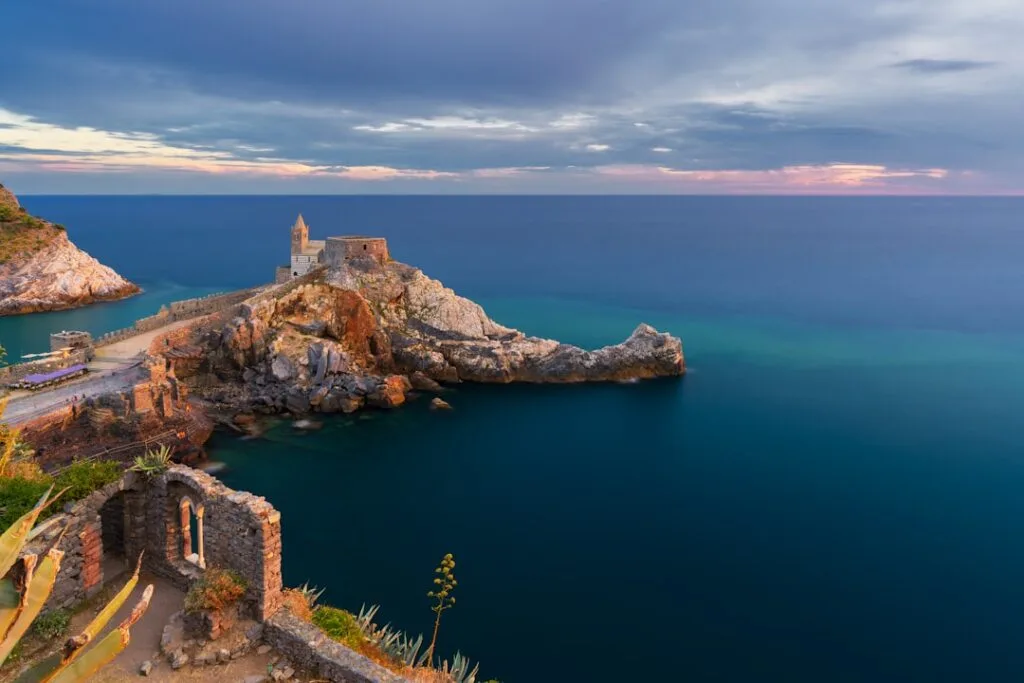 Promontoire rocheux avec église et ruines surplombant la mer des Cinque Terre