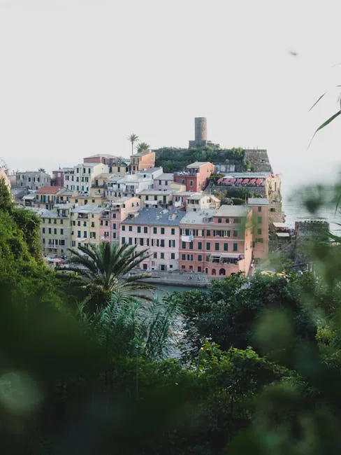 Maisons pastel autour du petit port, vue depuis la végétation à Vernazza, Cinque Terre