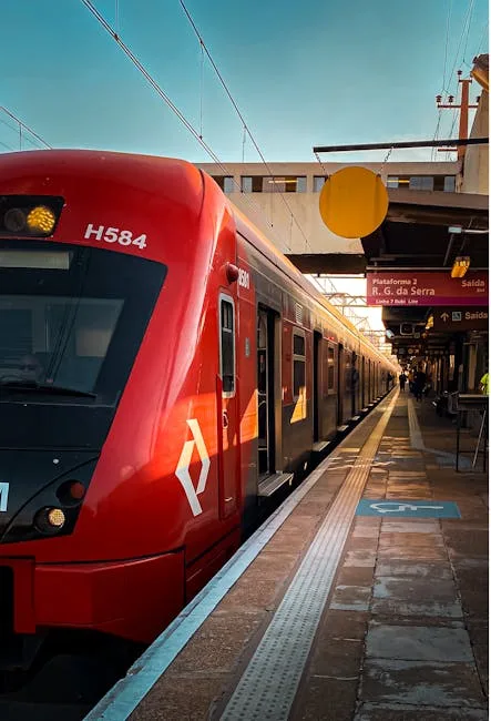 Train régional rouge en gare, quai accessible pour poussettes vers Cinque Terre