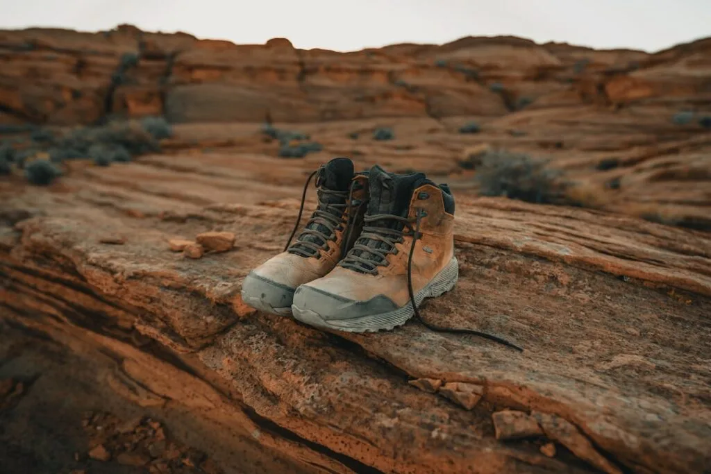 Chaussures de randonnée usées posées sur une roche, prêtes pour Cinque Terre