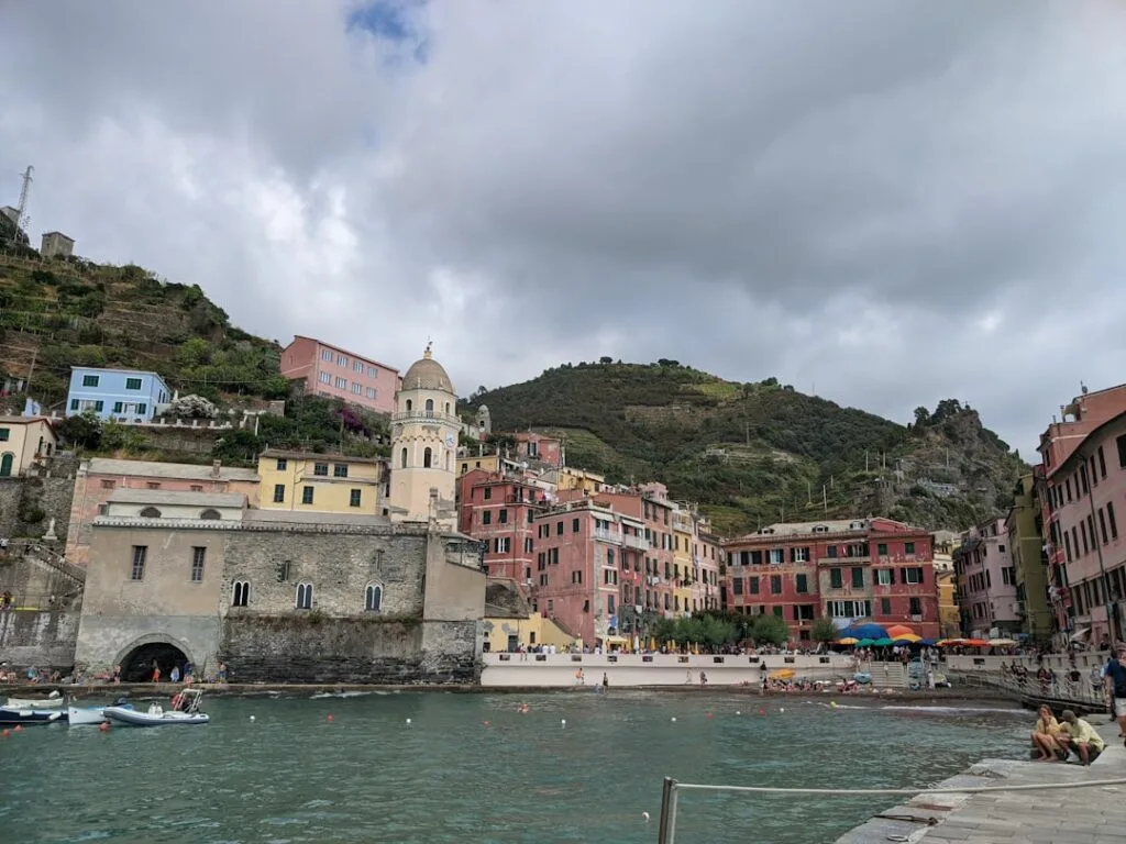 Front de mer du village des Cinque Terre avec église et maisons colorées