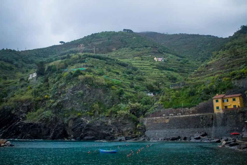 Baie avec barque et terrasses cultivées sur les collines de Cinque Terre