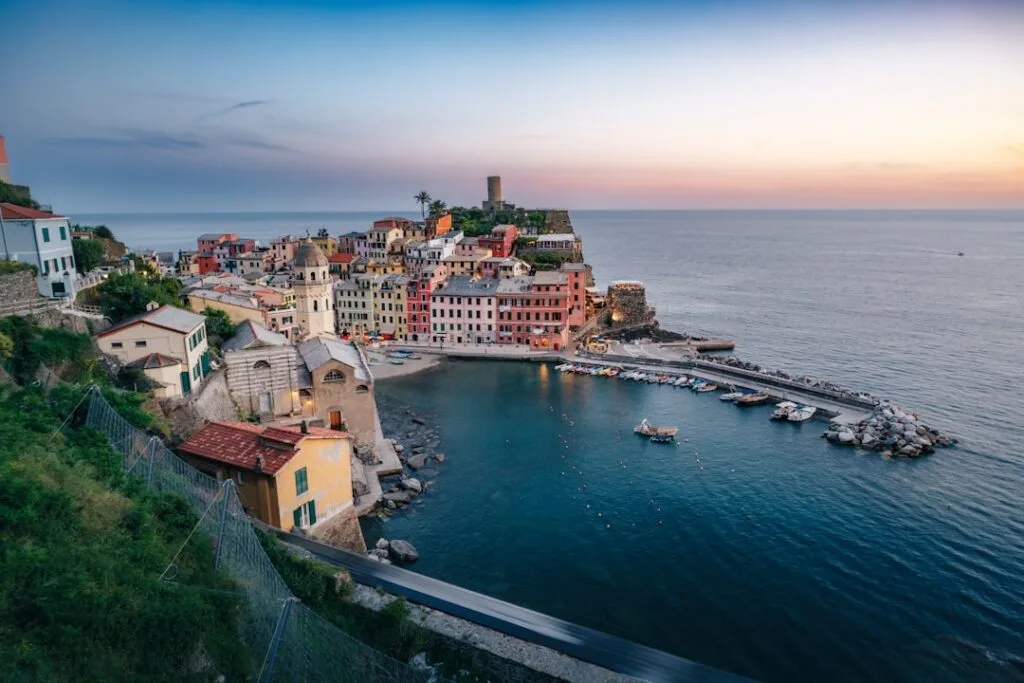 Vue panoramique du port des Cinque Terre au coucher de soleil, maisons colorées
