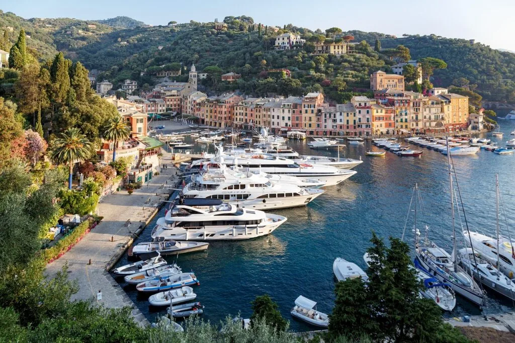 Port de yachts devant façades colorées d'un village des Cinque Terre