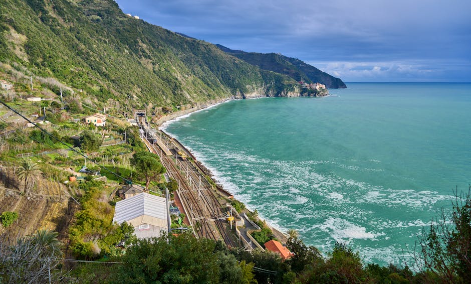 Voie ferrée longeant la côte turquoise près d'un village des Cinque Terre