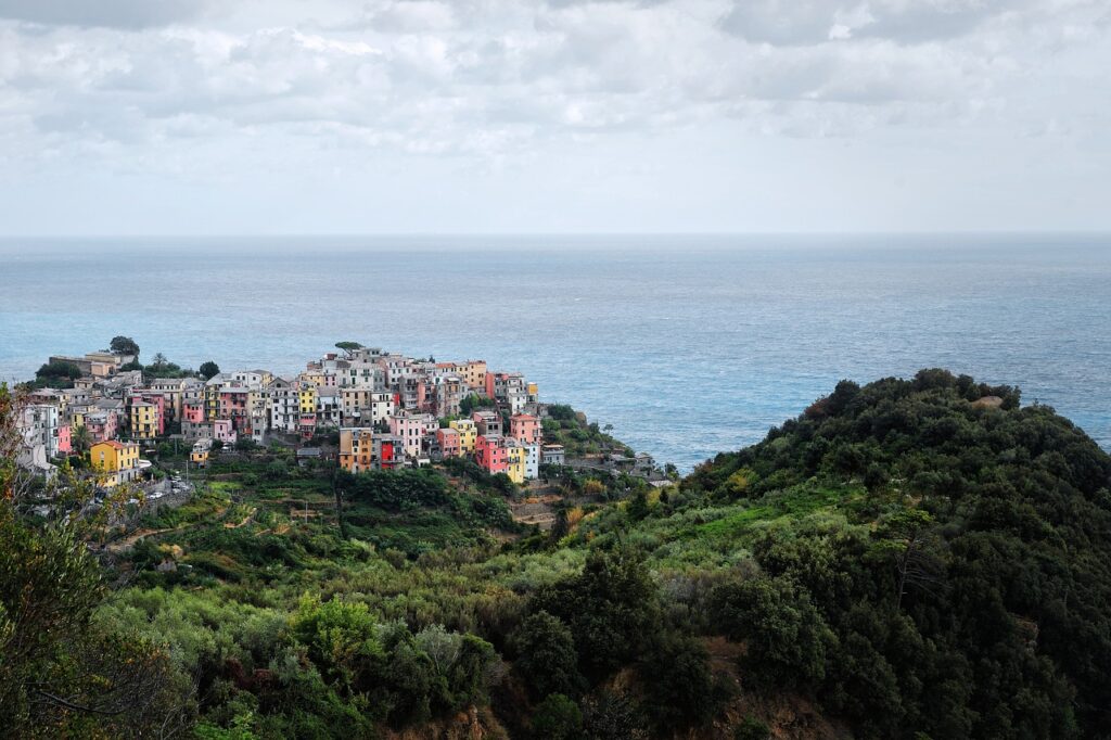 Bambini che esplorano un vicolo stretto a Corniglia con scalinate in pietra