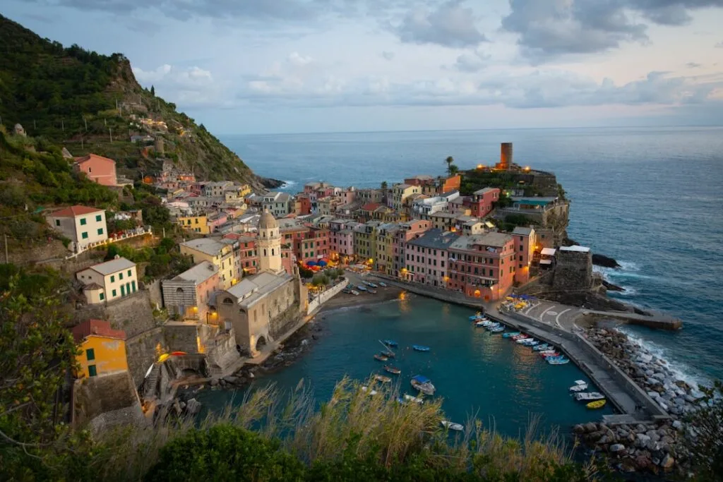 Vernazza in Cinque Terre bij avondlicht met haven en kleurrijke huisjes