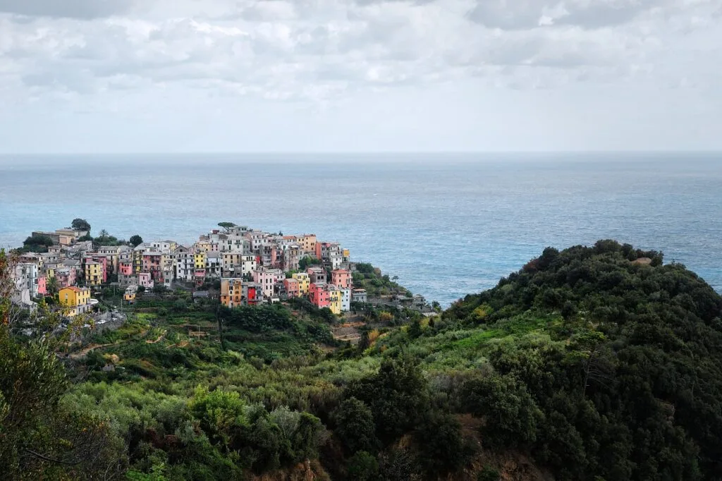 Village des Cinque Terre perché entre collines verdoyantes et mer