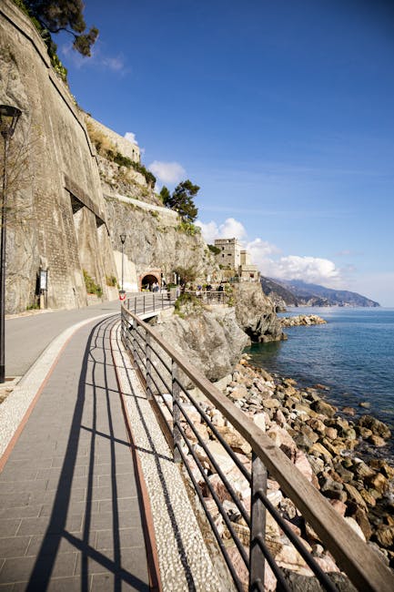 Promenade côtière longeant la falaise avec rambarde et mer, Cinque Terre