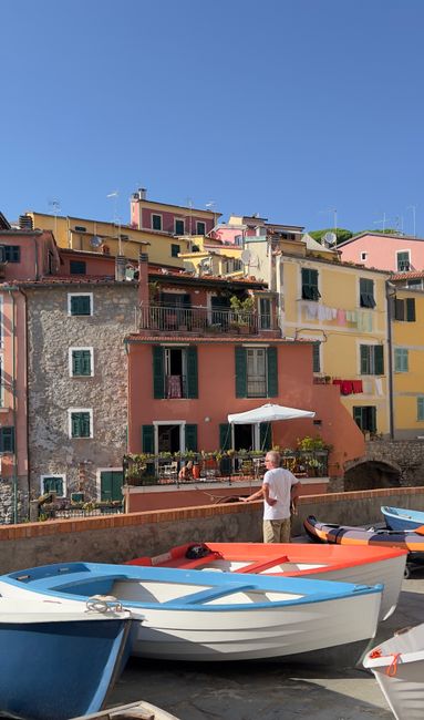 Pescatore locale nel piccolo porto di Vernazza con barche colorate