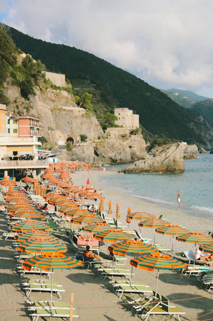 Plage de Monterosso avec rangées de parasols orange et verts