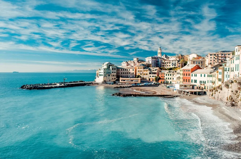 Côte de Cinque Terre avec maisons colorées, plage et jetée