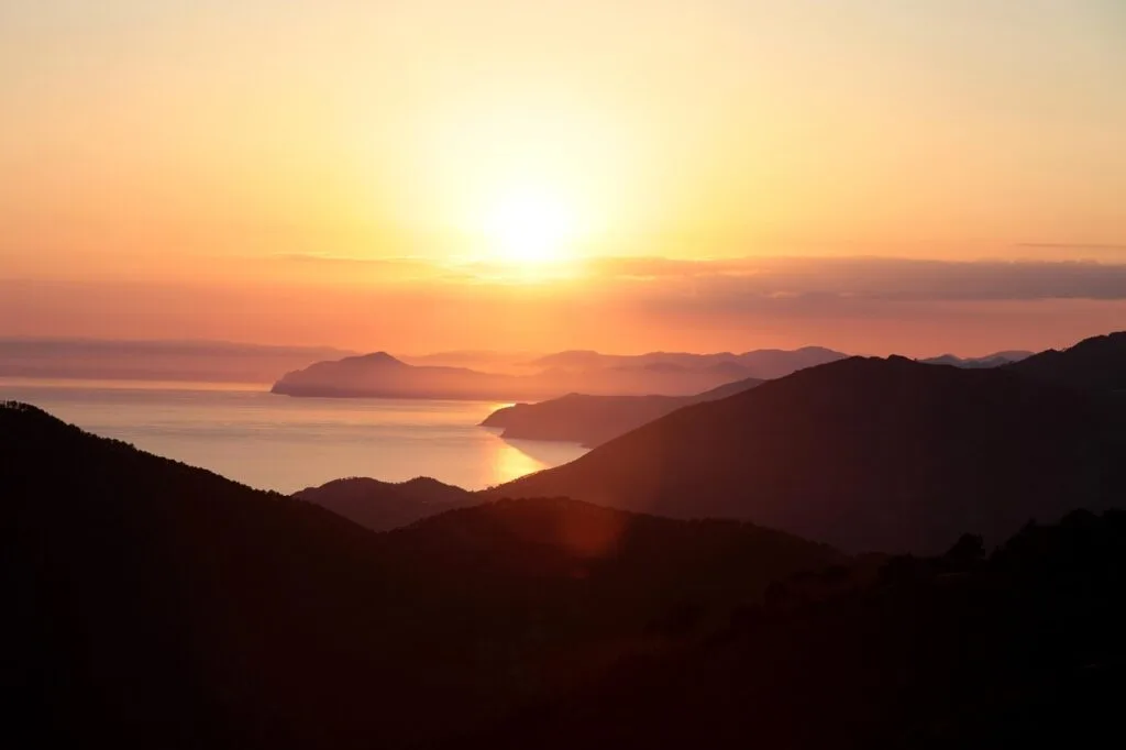 Coucher de soleil doré sur les crêtes et la mer des Cinque Terre