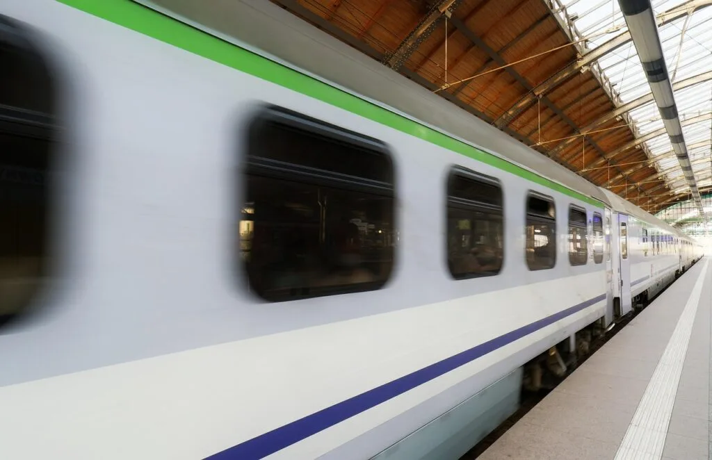 Train régional en mouvement dans une gare desservant les Cinque Terre