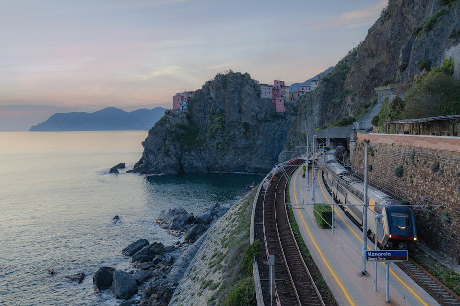 Gare de Manarola, Cinque Terre, avec train sur la voie et falaises