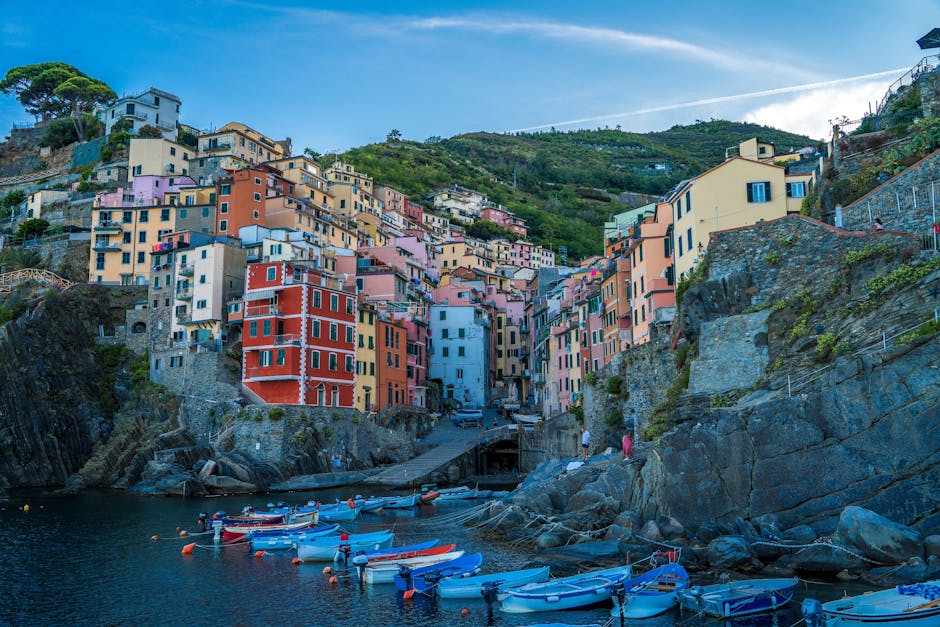Riomaggiore aux Cinque Terre, bateaux colorés alignés dans le port