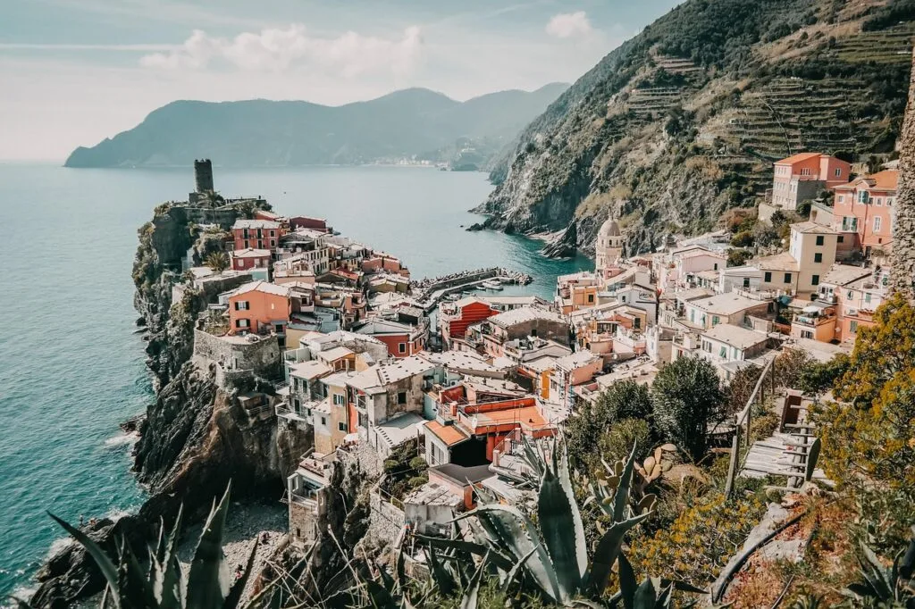 Vue panoramique sur Vernazza, village coloré des Cinque Terre, bord de mer