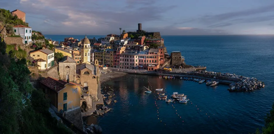 Vernazza aux Cinque Terre: port tranquille avec cloché et barques